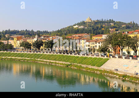 Adige et lointain sanctuaire perché Notre Dame de Lourdes du Ponte Pietra, Vérone, Vénétie, Italie. Banque D'Images