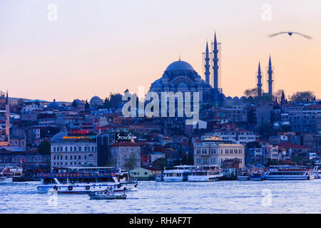 Istanbul, Turquie : Mosquée de Suleymaniye et skyline vue à travers la corne d'or. Banque D'Images