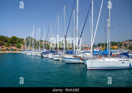Location vacances mer. Vue sur le quai avec des yachts, Marina Port Porec Istrie, Croatie, Europe Banque D'Images