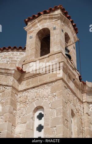 Gros plan de l'église Agios Georgios beffroi, Peyia, Chypre, Grèce Banque D'Images