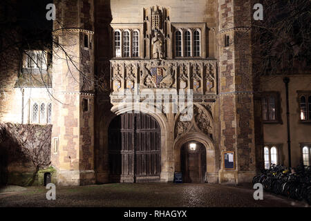 La porte principale de Trinity College à Cambridge, en Angleterre, dans la nuit Banque D'Images