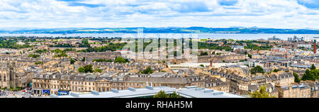 Édimbourg, Écosse - 25 août 2018 : vue panoramique de la ville et du littoral de la mer vu de Calton Hill. Banque D'Images