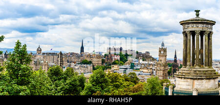 Edimbourg, Ecosse : vue panoramique de la ville et de Dugald Stewart Monument depuis Calton Hill. Banque D'Images