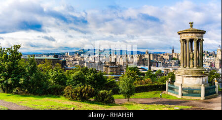 Edimbourg, Ecosse : vue panoramique de la ville avec l'Dugald Stewart Monument situé sur l'avant-plan vue depuis Calton Hill. Banque D'Images