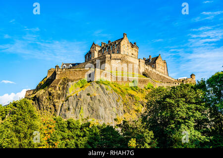 Édimbourg, Écosse, Royaume-Uni : le château d'Edimbourg domine les toits de la ville d'Édimbourg à partir de sa position sur le dessus de la Castle Rock Banque D'Images