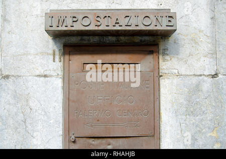 Palerme, Italie - 16 juin 2018 : Ancien post box à l'extérieur de l'imposante Poste Centrale de Palerme, Sicile. Banque D'Images