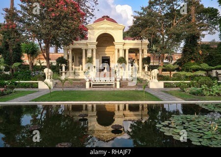 Un pavillon et l'étang de lotus dans le jardin des rêves dans Thamel, Katmandou, Népal Banque D'Images