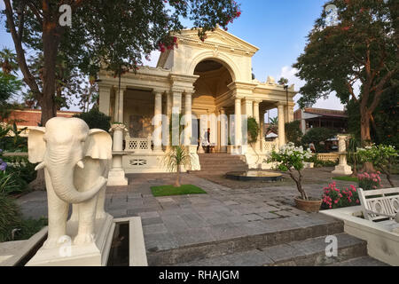 Un pavillon abritant un restaurant avec une statue d'éléphant au Garden of Dreams à Thamel, Katmandou, Népal Banque D'Images