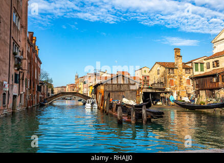 Boatyard à Venise avec ciel bleu Banque D'Images