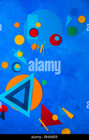 Des formes géométriques colorées. Blocage de la couleur et des formes simples concept. Télévision Suprematic lay with copy space Banque D'Images