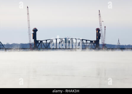 La construction de l'ascenseur vertical de BNSF pont de chemin de fer entre Burlington, Iowa et Gulfport, Mississippi. Banque D'Images