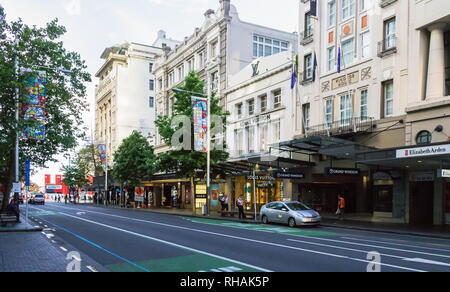 Auckland, Nouvelle-Zélande - 28 novembre, 2017 : l'un des premiers matins de la semaine le long de Queen street dans le centre-ville de Auckland. Banque D'Images