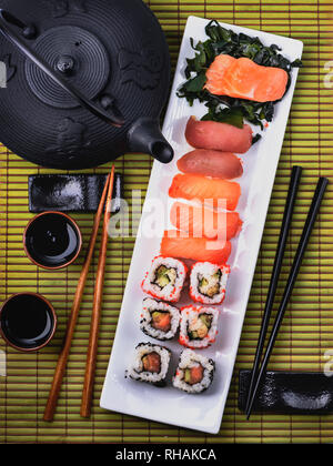Vue de dessus de la cuisine traditionnelle japonaise. Set à sushi avec le saumon et le thon avec des baguettes à partir de ci-dessus. Banque D'Images
