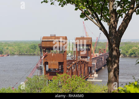 La construction de l'ascenseur vertical de BNSF pont de chemin de fer entre Burlington, Iowa et Gulfport, Mississippi. Banque D'Images