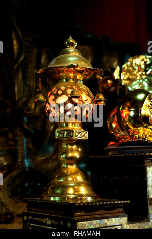 Gild lampe dans un temple bouddhiste, Vietnam Banque D'Images