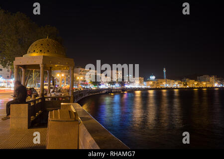 Au bord de la nuit du Muscat de Mutrah Banque D'Images