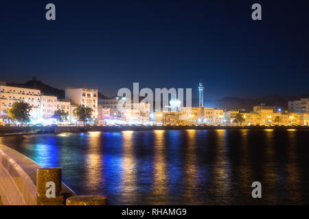 Au bord de la nuit du Muscat de Mutrah Banque D'Images