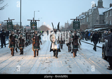 L'incendie 2019 Helly Aa festival tenu à Lerwick Shetland en janvier chaque année dirigé par l'Guizer Jarl viking sa cuisine et de son équipe Banque D'Images