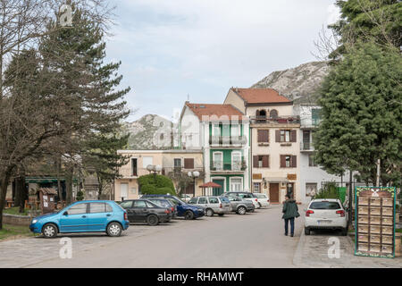 Virpazar, Monténégro - Avril 2018 : voitures garées sur un prking en face de bâtiments d'habitation et appartements à Virpazar, le parc national du lac de Skadar Banque D'Images