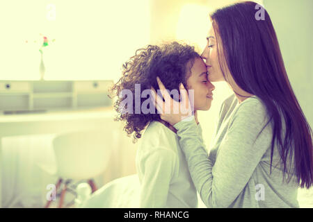 Mère et fille partageant un moment de tendresse de l'amour. Banque D'Images