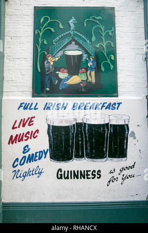 Guinness est bon pour la peinture du mur annonce la publicité d'un petit-déjeuner irlandais complet de la musique live et de la comédie dans Temple Bar Dublin Ireland Banque D'Images