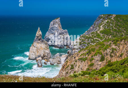 Vue panoramique de la Grande Ourse (plage Praia da Ursa), Sintra, Portugal. Banque D'Images