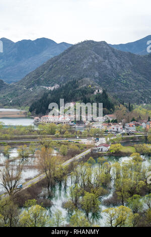 Virpazar, Monténégro - Avril 2018 : Bâtiments de petite Virpazar ville vue d'en haut, le parc national du lac de Skadar Banque D'Images