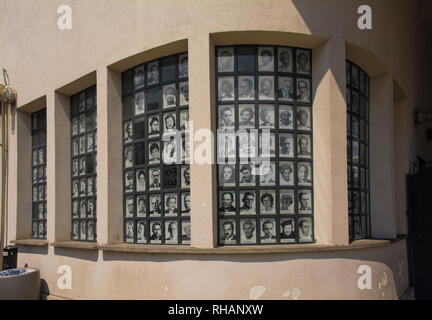 Cracovie, Pologne - 10 juillet 2018. L'extérieur de l'usine Schindler à Cracovie afficher les photographies de nombreux anciens travailleurs Banque D'Images