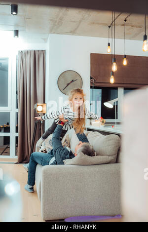 Fille petit mignon dans un incroyable sentiment pull rayé Banque D'Images