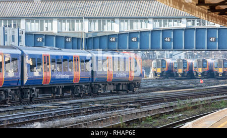 Clapham Junction, Londres, Royaume-Uni ; 31 janvier 2019 ; South Western Railway Train entrant dans des voies de garage avec rangée de quatre trains visible en arrière-plan Banque D'Images