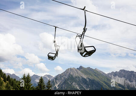 Télésiège vide à la montagne de Kanzelwand, Kleinwalsertal, Allgäuer Alpes, Vorarlberg, Autriche, Europe Banque D'Images