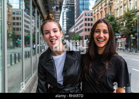 Deux femmes de la vie réelle l'article sur street smiling for the camera. Plan moyen. Banque D'Images