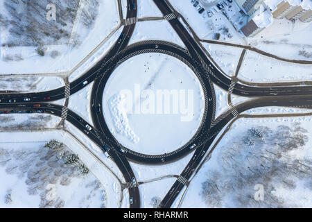 Vue aérienne du rond-point du haut vers le bas en hiver avec le trafic et la neige - Image Banque D'Images