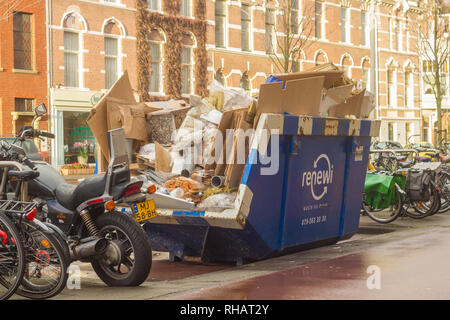 La Haye, Pays-Bas - le 28 juin 2019 : rubbish skip plein de carton, le tuyau et le matériau du boîtier sur rue bondée Banque D'Images