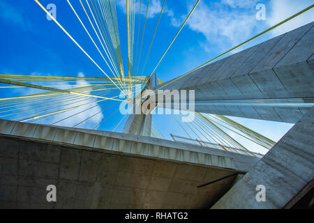 L'architecture moderne. Les ponts modernes. Pont à haubans du monde, Sao Paulo au Brésil, en Amérique du Sud. Banque D'Images