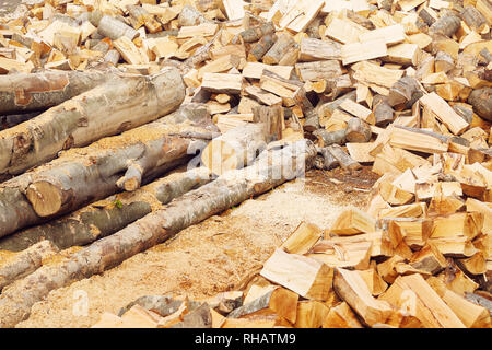 Des piles de bois de chauffage dans la scierie. Pile de bois de chauffage. Fond bois de chauffage Banque D'Images