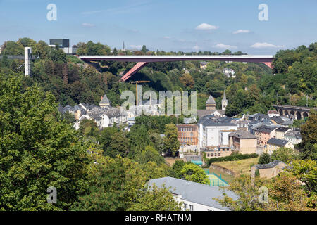 La ville de Luxembourg avec un pont entre la vieille ville médiévale et Kichberg Banque D'Images