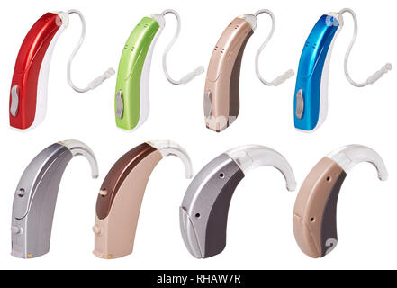Ensemble d'appareils auditifs modernes sur fond blanc isolé, alternative à la chirurgie Banque D'Images