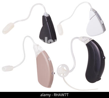 Ensemble d'appareils auditifs modernes sur fond blanc isolé, alternative à la chirurgie Banque D'Images