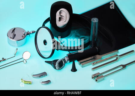 Appareils auditifs modernes sur fond outils ENT, soft focus Banque D'Images