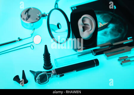 Appareils auditifs modernes sur fond outils ENT, soft focus Banque D'Images