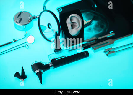 Appareils auditifs modernes sur fond outils ENT, soft focus Banque D'Images