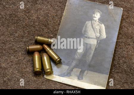 Photo de l'officier russe dans la période de la Première Guerre mondiale et des balles de pistolet sur trench coat Banque D'Images