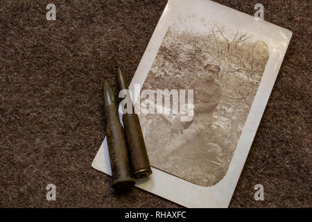 Photo de l'emplacement de soldat dans Battlefield en période de la Première Guerre mondiale et balles de fusil sur trench coat de l'Empire Russe Banque D'Images