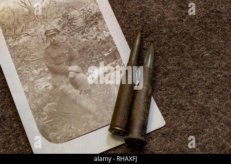 Carte postale de la guerre d'antennes en soldat bataille en période de la Première Guerre mondiale et balles de fusil sur trench coat de l'Empire Russe Banque D'Images