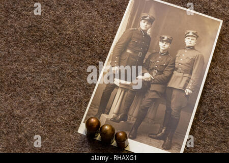 Trois soldats lettons dans la période avant la Seconde Guerre mondiale (1935) et des balles de pistolet sur trench coat Banque D'Images