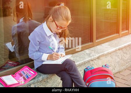 Fille étudiante de 10 ans à faire leurs devoirs. Après l'école. Banque D'Images