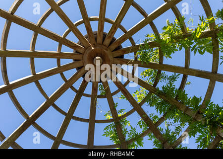 Gazebo en bois conception de toit ciel bleu à l'arrière-plan Banque D'Images