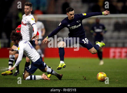 Derby County's Tom Lawrence (à droite) reçoit du Preston North End passé Ben Pearson au cours de la Sky Bet Championship match à Deepdale, Preston. Banque D'Images