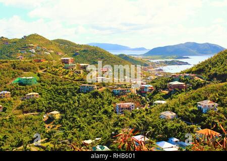 28 février 2018 : une vue paysage cinq mois après l'ouragan l'Irma, à partir de très haut sur Tortola, la plus grande des îles Vierges britanniques. Banque D'Images